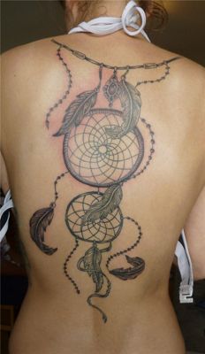  Tatouage attrape rêve de très rande taille sur presque tout le dos